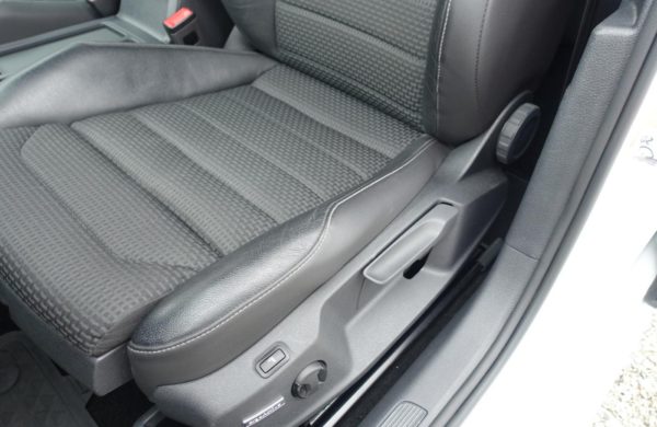 Volkswagen Golf 2.0 TDi Highline Bi-XENONY, CZ NAVI, nabídka A217/19