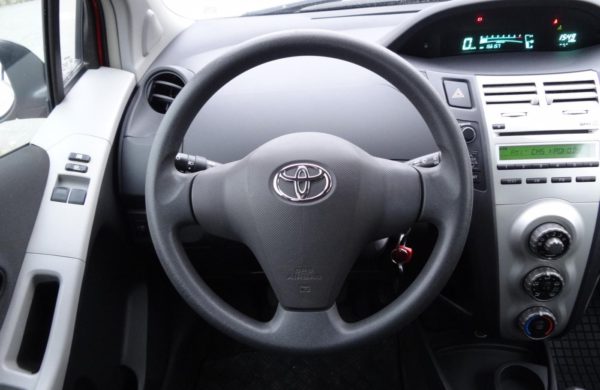 Toyota Yaris 1.3i KLIMATIZACE, SERVISNÍ KNIHA, nabídka AV1/18