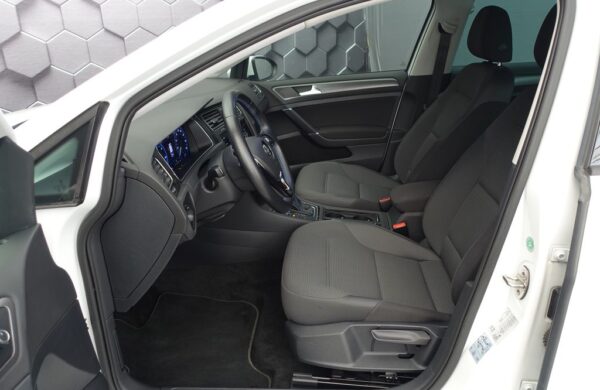 Volkswagen Golf SoH 95,4%, tepelné čerpadlo, nabídka b7028039-4514-4a32-babc-3ccf4e0aebce