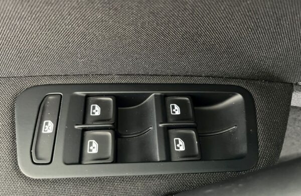 Volkswagen Golf e-Golf SOH 96.4%,100kW.LED, nabídka 0a46da8e-c97b-471e-8467-8dc58f271edc